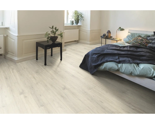 Světlá ložnice s laminátovou podlahou, postelí a nočním stolkem