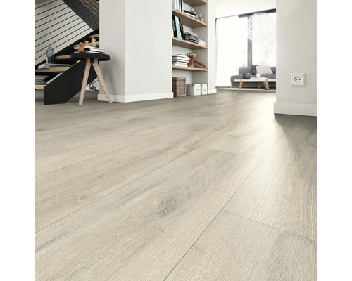 Světlá laminátová podlaha v obývacím pokoji se schodištěm a policemi