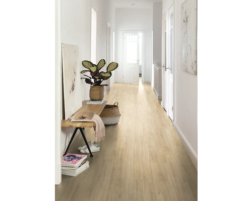 Chodba se světle hnědou dřevěnou podlahou, lavicí, rostlinou a dekoracemi