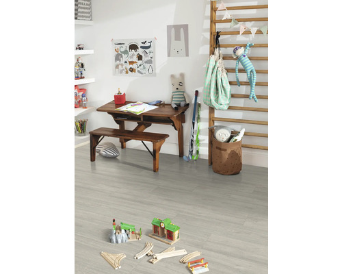 Dětský pokoj s psacím stolem, lavicí, hračkami a gymnastickou stěnou