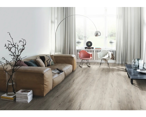 Obývací pokoj s pohovkou, stojací lampou a vinylovou podlahou s dřevěným vzhledem