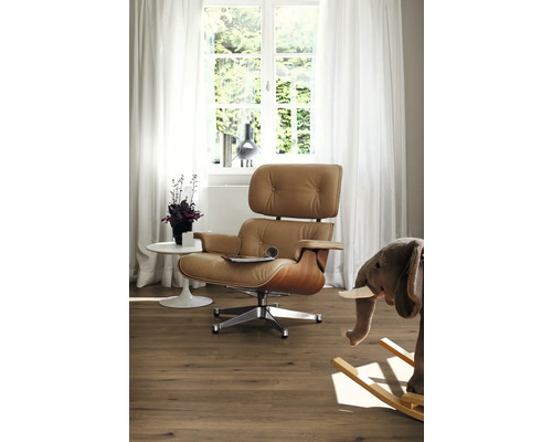 Obývací pokoj s křeslem, stolem, oknem a dekorací