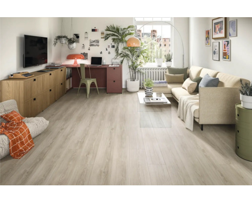 Světlý obývací pokoj s pohovkou, stolem a světlou dřevěnou podlahou