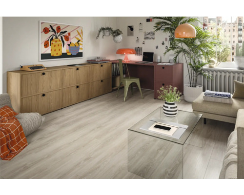 Obývací pokoj s komodou, psacím stolem, židlí a pohovkou na světlé dřevěné podlaze