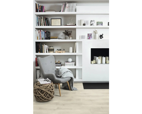 Světlý obývací pokoj s knihovnou, křeslem, provazovou stoličkou a krbem