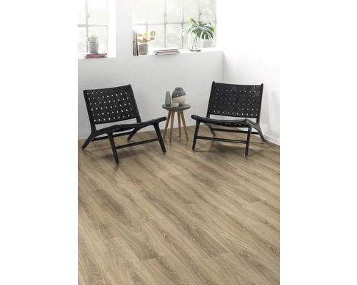 Dvě černá křesla z dřeva a pletené kůže stojí na světlé dřevěné podlaze.