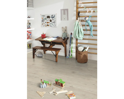 Dětský pokoj s dřevěnou podlahou, psacím stolem a hračkami
