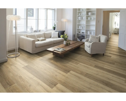 Světlý obývací pokoj s pohovkou, křeslem, dřevěným stolem, policí a podlahou s dřevěným vzhledem.