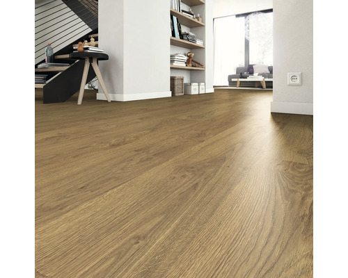 Podlahová krytina v obývacím pokoji se schodištěm a knihovnou