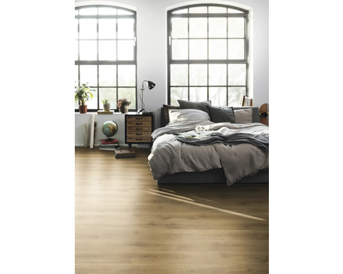 Světlá ložnice s dřevěnou podlahou, postelí, nočním stolkem a velkými okny