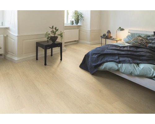 Světlá ložnice s dřevěnou podlahou, postelí a nočním stolkem