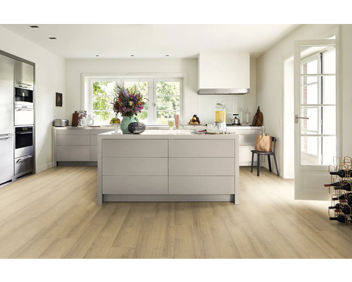 Světlá, prostorná kuchyně s kuchyňským ostrůvkem, kuchyňskými skříňkami a dřevěnou podlahou.