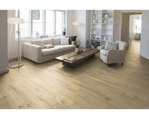 Světlý obývací pokoj s dřevěnou podlahou, pohovkou, křeslem a policí.