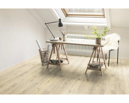 Světlý pracovní prostor pod střešním oknem s psacím stolem na dřevěných podlahách