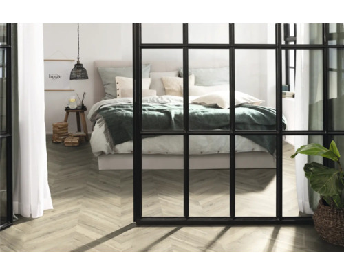 Světlá ložnice s postelí, dřevěnou podlahou a děličem místnosti v okenním stylu