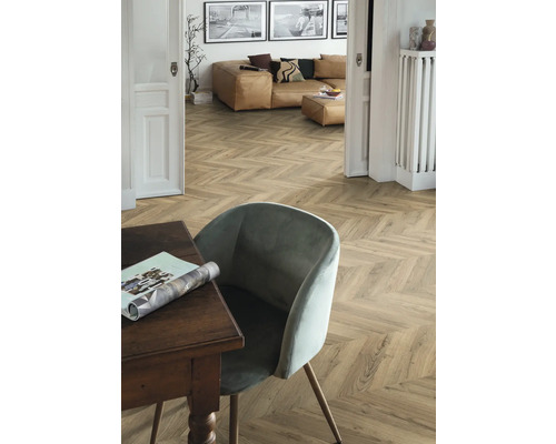 Obývací pokoj s vinylovou podlahou ve tvaru rybí kosti, židlí a stolem