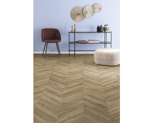 Interiér s parketami do rybí kosti, židlí a policí