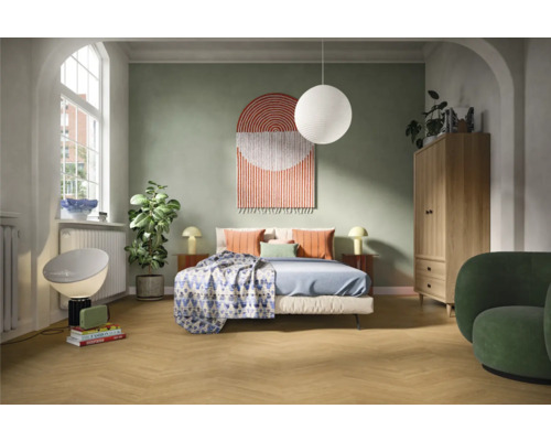 Světlá ložnice s postelí, nočními stolky, lampou, skříní a křeslem