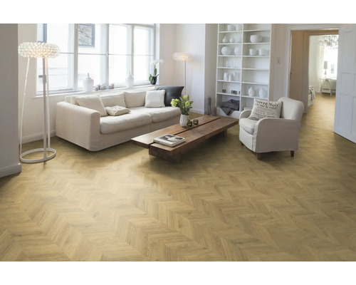 Obývací pokoj s parketovou podlahou do stromečku, pohovkou a knihovnou