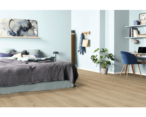 Ložnice s postelí, psacím stolem a světlou dřevěnou podlahou