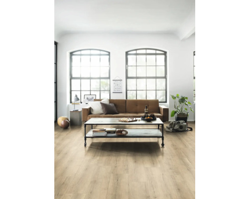 Světlý obývací pokoj s pohovkou, konferenčním stolkem a dřevěnou podlahou