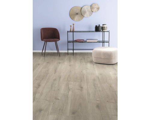 Světlá dřevěná podlaha v obývacím pokoji se židlí, konzolovým stolkem a dekorací