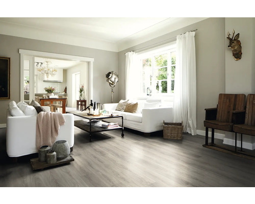 Světlý obývací pokoj s pohovkou, stolem a dřevěnou podlahou