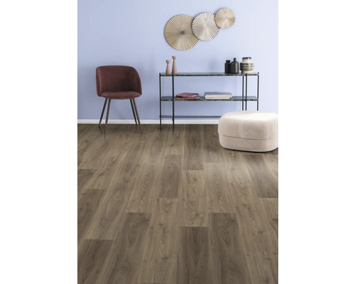 Interiérová scéna s dřevěnou podlahou, židlí, konzolou, stoličkou a nástěnnou dekorací