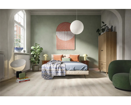 Ložnice s postelí, skříní, křeslem a dekorativními prvky pro útulnou atmosféru