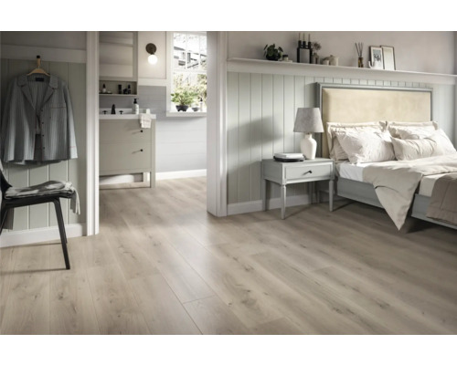 Světlá místnost s ložnicí, koupelnou a podlahovou krytinou