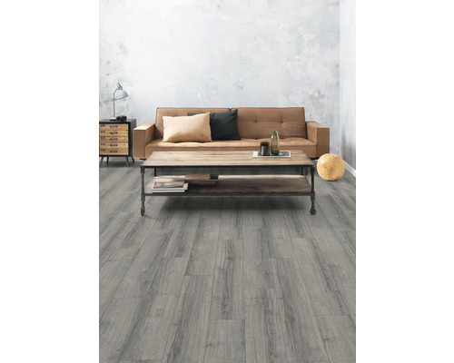 Obývací pokoj s šedou dřevěnou podlahou, pohovkou a konferenčním stolkem