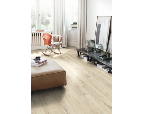 Světlý obývací pokoj s laminátovou podlahou, křeslem a pohovkou