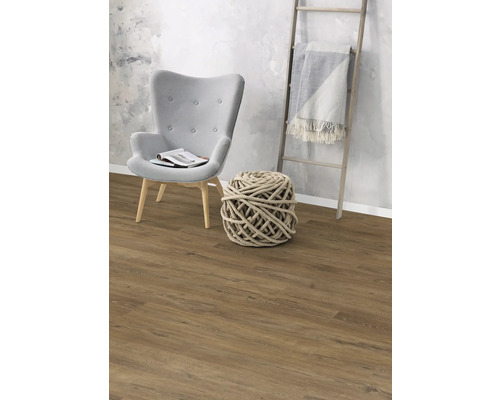 Obývací pokoj s křeslem, dekorační koulí z provazu, žebříkem a laminátovou podlahou.