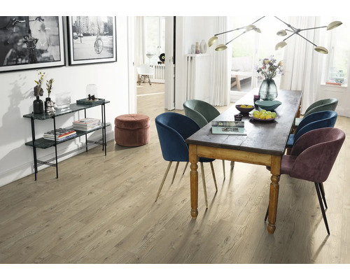 Obývací pokoj s jídelním stolem, židlemi a laminátovou podlahou.