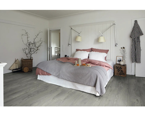 Světlá ložnice s postelí, nočním stolkem a dřevěnou podlahou