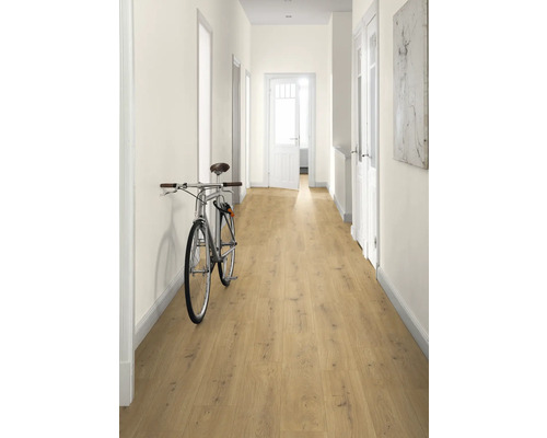 Chodba se světlou dřevěnou podlahou a kolem