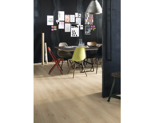 Světlá laminátová podlaha v místnosti se stolem a židlemi