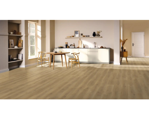 Světlý pokoj s dřevěnou podlahou, jídelním stolem a kuchyňským koutem.