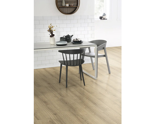 Světlá dřevěná podlaha v jídelně se stolem a židlemi