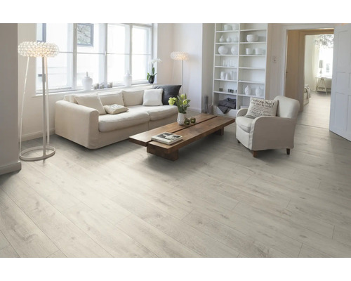 Světlý obývací pokoj s laminátovou podlahou, pohovkou a dřevěným stolem