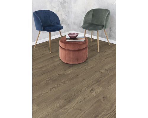 Dvě židle a stolička na dřevěné podlaze.