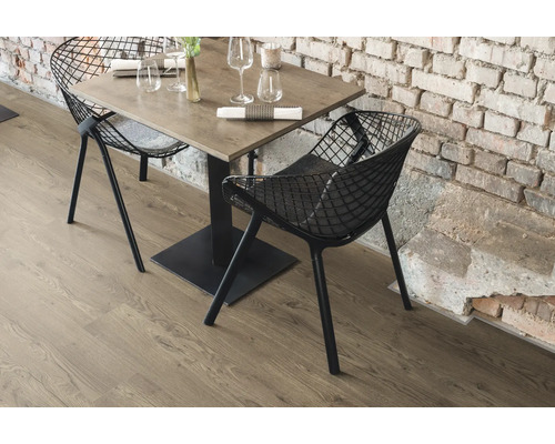 Čtvercový jídelní stůl se dvěma židlemi v restauraci