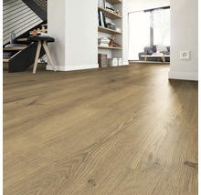 Obývací pokoj se světlou laminátovou podlahou s dřevěným vzhledem, schodiště, police a posezení