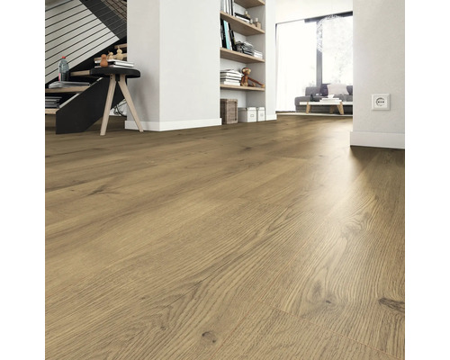 Obývací pokoj se světlou laminátovou podlahou s dřevěným vzhledem, schodiště, police a posezení