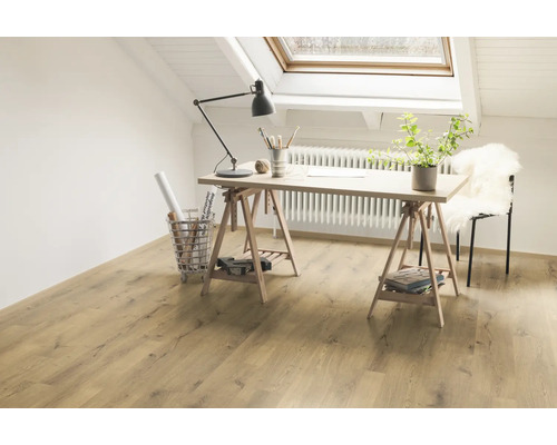 Světlý pracovní prostor se stolem, lampou a dřevěnou podlahou