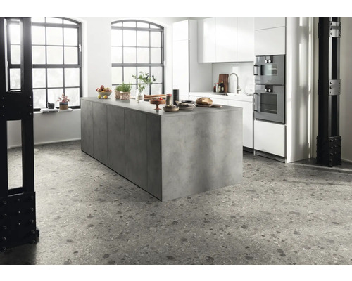 Moderní kuchyně s kuchyňským ostrůvkem, bílými skříněmi a teracovou podlahou.