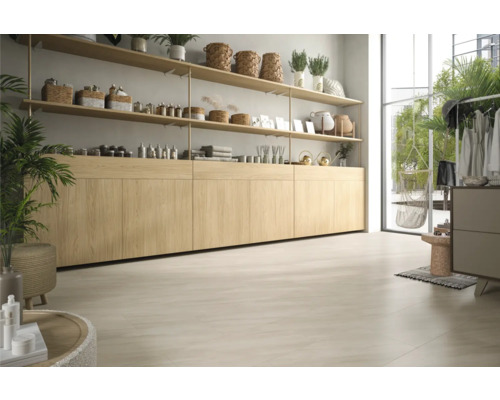 Světlá místnost s dřevěnými policemi, komodou a velkým oknem.