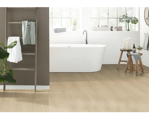 Koupelna s vanou, žebříkem a světlou dřevěnou podlahou