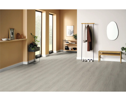 Světlá místnost s podlahovou krytinou, věšákem a lavicí