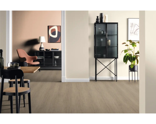 Obývací pokoj s podlahovou krytinou, jídelním stolem a skříní